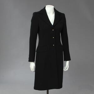 Gianni Versace Sort frakke i lana wool med sort silkefoer. Str. 40-42. L. 104 cm.