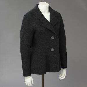 Kort, grå Issey Miyake jakke i uld. Str. 38-40. L. 68 cm.