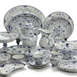 Musselmalet Halvblonde. Dele af kaffe- og middagsservice af porcelæn, Kgl. P., dekoreret i underglasur blå, bestående af 84 dele. 84