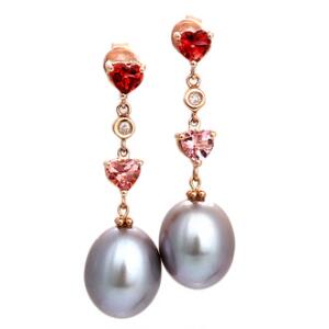 Et par perle- og diamantørestikker af 14 kt. pink guld hver prydet med Tahitiperle brillantslebet diamant samt facetslebne kvarts. L. ca. 3 cm. 2