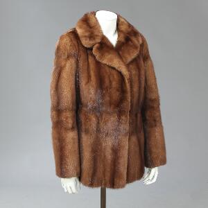 Lysebrun mink med krave og olivengrønt foer. Str. 40-42. L. 75 cm.