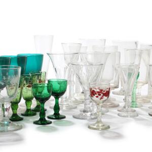En samling glas af kulørt og klart glas, bestående bl.a. af fire Berlinois vinglas uden slibninger med grøn cuppa. 18.-20. årh. H. 3-18. 55