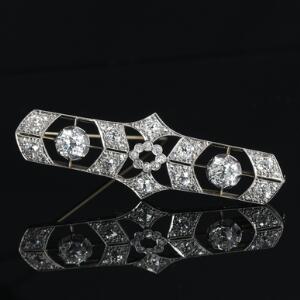 Art déco diamantbroche af hvidguld, prydet med talrige diamanter med gammel slibning og rosenslebne diamanter på i alt ca. 5,8 ct. L. 7. Ca. 1920-30erne.