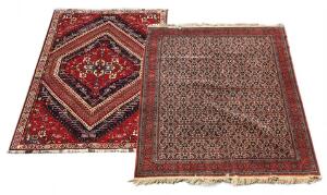 To orientalske tæpper. Azerbijan, herati mønster. 260 x 192. Samt Khasgai, syd persien. Medaljondesign. 267 x 167. Ca. 2000.2
