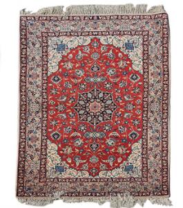 Isfahan tæppe, Persien. Medaljondesign på rød bund. Knyttet på silkekæde, konturer med silkeluv. Ca. 2000. 175 x 108
