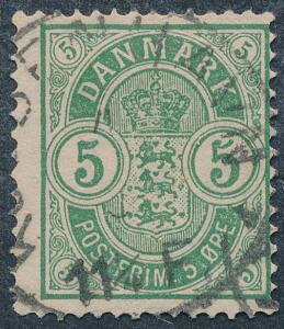 1884. 5 øre. grøn, med variant skarpt bøjet fane på højre 5-tal. AFA 1000.