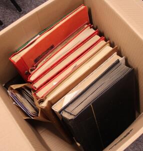 Danmark. Parti i 12 flyttekasse med diverse indstiksbøger primært med postfriske 4-blokke, ældre samling i Stender-album samt lidt andet materiale