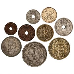 Samling af mønter, bl.a. Færøerne, 1, 2, 10, 25 øre 1941, Sieg 1-2, 4-5, Grønland, 25, 50 øre, 1 kr 1926, Sieg 1, 3-4, Kryolith, 10 kr 1922, Sieg 27, m.m.