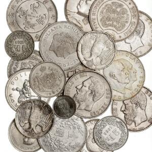 Samling af sølvmønter fra Belgien, Bolivia, Canada, Ceylon, Ecuador, Grækenland, Holland, Kina, Norge, Schweiz, Sverige, Tunesien, i alt 20 stk., Ag ca. 400 g