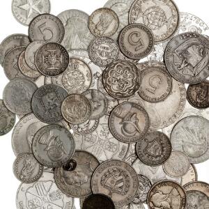 Samling af sølvmønter fra Angola, Australien, Belgien, Bolivia, Cuba, England, Indien, Nepal. Panama, Polen, Schweiz og Østrig, med flere, i alt 59 stk.