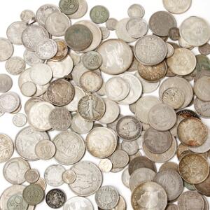 Samling af sølvmønter fra bl.a. Belgien, Danmark, Grækenland, Holland, Indien, Sverige og USA med flere, i alt Ag, ca. 1300 g i varierende finhed