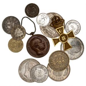 Mindre samling danske og udenlandske mønter og medailler inkl. 12 kr 1939 Norge, 2 kr 1917 grønlandsk Minedrift, komplet sæt sedler