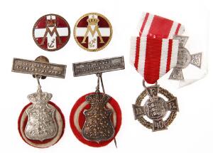 Samling medailler, emblemer, nåle, knapper etc. samt lidt mønter bl.a. For frivillig tjeneste i hjemmeværnet, 3 forskellige m. bånd, De danske forsvarsbr. etc.