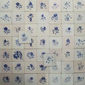 51 hollandske fliser af fajance, dekorerede i blå med blomster. 18.-19. årh. 51