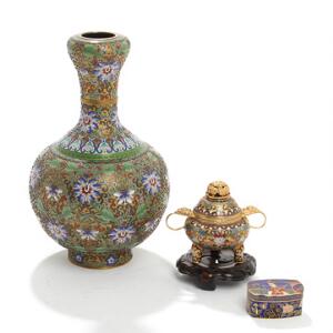 Orientalsk cloisonne vase, lågkrukke og æske. 20. årh. H. 32, 10,5 og 3,5. 3