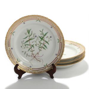 Flora Danica. Et sæt på fire sidetallerkener af porcelæn, Kgl. P., dekoreret i farver og guld med blomster. Nr. 3577. Diam. 19,5. 4