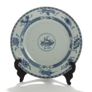 Kinesisk fad af porcelæn, dekoreret i blåt med kostbare ting og blomster. 19. årh. Diam. 31.