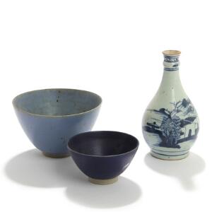 Torsten Mosumgaard m.fl. Større og mindre skål af keramik, dekorerede med lyseblå og koboltblå glasur. Sign. Samt orientalsk vase. H. 8-23. 3