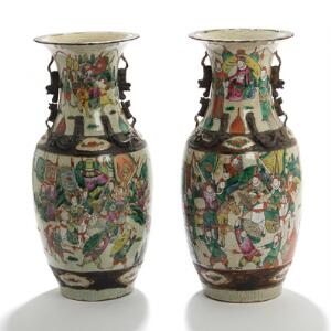 Et par orientalske vaser af porcelæn, dekorerede i emaljefarver med kampscene. 20. årh. Stemplet. H. 44. 2