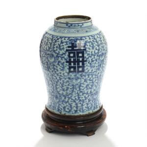Kinesisk vase af porcelæn, dekoreret i blåt med bladværk og det kinesiske symbol for dobbelt lykke. 19. årh. H. ekskl. stand 35.