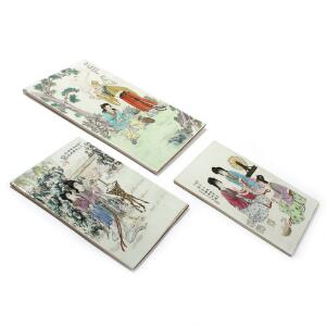 Tre kinesiske paneler af porcelæn dekoreret med figurscenerier og skrifttegn i farver. 20. årh. 31,5 x 23 - 43 x 27. 3