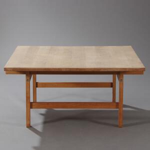 Hans J. Wegner AT 22. Kvadratisk sofabord af massiv eg. Udført og stemplet hos Andreas Tuck, Odense. H. 66. B. 100. D. 47.