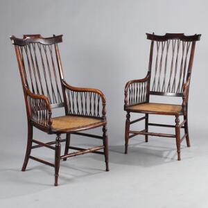 Et par engelske armstole af mahognipoleret elmetræ, monteret i sæde med rørflet. 19. årh. 2