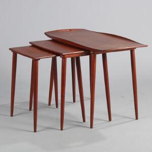 Dansk møbeldesign Et sæt indskudsborde af teak opsat på runde, tilspidsede ben. Største H. 52. L. 80. B. 39,5. 3