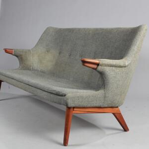 Dansk møbeldesign To-personers sofa med ben og negle af teak, betrukket i sæde og ryg med dybthæftet grå uld. L. 174.