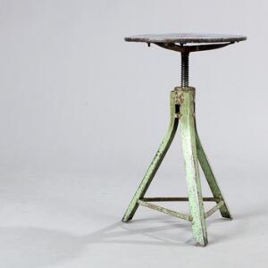 Fransk design Drejeskammel med tre-benet stel af grønmalet jern, rundt sæde af blåmalet krydsfinér. Justérbar H. 52-70.