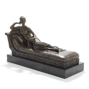 Antonio Canova, efter Pauline Bonaparte. Betegnet A. Canova. Figur af patineret bronze, på plint af sortpoleret marmor. 21. årh. H. 20. L. 32.