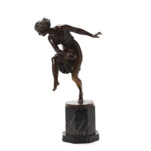 Rudolph Kaesbach Figur af patineret bronze forestillende danserinde, på stand af sortbroget marmor. Sign. R. Kaesbach. H. 40 cm.
