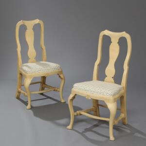 Et par svenske barok stole af senere bemalet træ. 18. årh. 2