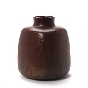 Eva Stæhr-Nielsen Vase af stentøj, modelleret i firsidet form. Dekoreret med rødbrun glasur. Sign. E.St.N,  Saxbo Danmark 4. H. 29.