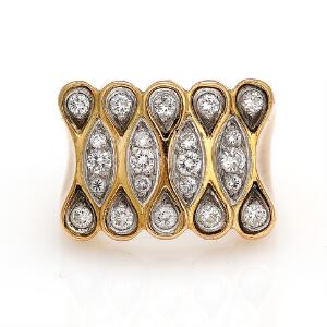 Diamantring af 18 kt. guld prydet med talrige brillantslebne diamanter. Str. 55.