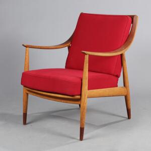 Peter Hvidt  Orla Mølgaard Nielsen Lænestol med stel af eg og teak, løse hynder i sæde og ryg med rød uld. Model FD 144. Udført hos France  Søn.