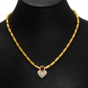Rubin- og diamanthalskæde af 18 kt. guld prydet med cabochonslebet rubin og talrige brillantslebne diamter. L. ca. 41 cm. Vægt 28,5 gr. Ca. 1990.