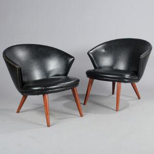 Bent Møller Jepsen TV Stol. Et par lænestole betrukket med sort skai, ben af bemalet bøg. 1950-1960erne. 2