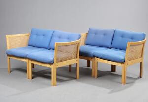 Illum Wikkelsø Plexus. Et par to-personers sofaer af bøg med fransk rørflet og blå hynder. Samt sofabord. Udført hos C.F. Christensen. L. 130. 3