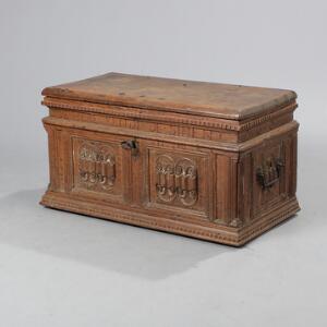 Barok kiste af egetræ prydet med skæringer og inskription, i siderne bærehåndtag, lås prydet med ornamentik. 17. årh. H. 49. B. 90. D. 45.