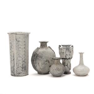 Svend Hammershøi Fem vaser af lertøj, delvis modelleret med mønstre i relief. Dekoreret med sorthvid glasur. Udført og sign. hos Kähler. H. 10. - 23,5. 5