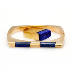 Lapis lazuliarmbånd og ring af 14 kt. guld hver prydet med cabochonslebet lapis lazuli. Diam. ca. 6 cm. Str. 59.