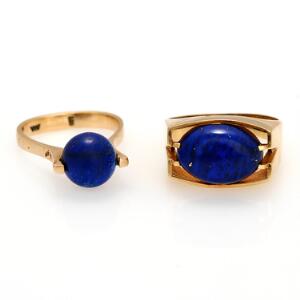 To lapis lazuliringe af 14 kt. guld hver prydet med cabochonslebet lapis lazuli. Str. 48 og 57. 2