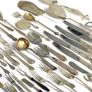 En samling bestik af sølv, bestående af 16 dele Fransk Lilje, H. Kyster serveringsspade, Dronning serveringsspade m.m. 20. årh. 46