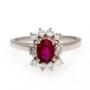 Rubin- og diamantring af 18 kt. hvidguld prydet med facetslebet rubin omkranset af baguette- og brillantslebne diamanter. Str. 54.