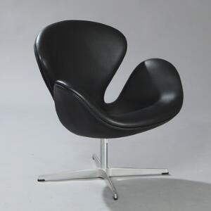 Arne Jacobsen Svanen. Hvilestol med drejestel på firpas fod af aluminium. Sider, sæde og ryg betrukket med sort skind. Model 3316.
