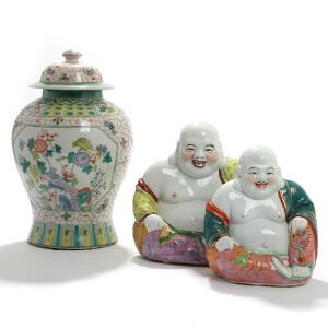 Kinesisk lågvase og to Buddha figurer af porcelæn dekoreret i farver. 20. årh. H. 42, 25 og 29. 3