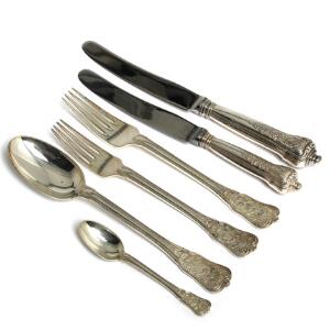 Rosenborg. Bestik af sterlingsølv, A. Michelsen, bestående af 27 dele. Vægt ca. 1442 gr. Samt knive skafter af sterlingsølv. 36