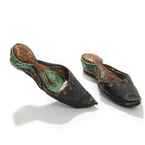 Et par kinesiske damesko af sort og grønt skind til indsnørede fødder. Kina. 20. årh.s første halvdel. L. 19. 2