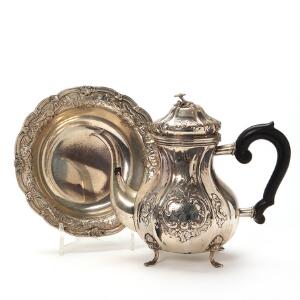 Kaffekande samt skål af sølv, drevet med rokoko ornamentik. 20. årh. Vægt 1108 gr. H. 24 cm. Diam. 21,5 cm. 2